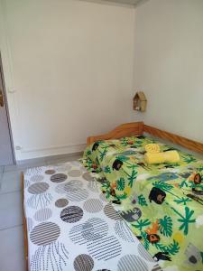Ένα ή περισσότερα κρεβάτια σε δωμάτιο στο La maison aux bananiers +7 φωτογραφίες