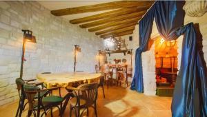 a dining room with a table and some chairs at THE PALMiA I iskele I Trikomo in Aglantzia