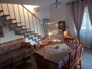 CasalanguidaにあるLa Casetta dei Sogniのテーブルとソファと階段のあるリビングルーム +57枚の写真