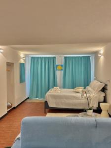 una camera con letto e tende blu di Sea Breeze a Riomaggiore