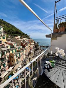 un balcone con vista sulla città e sull'oceano di Sea Breeze a Riomaggiore