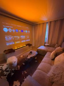 sala de estar con sofá y pantalla grande en Appart 60 M2 pied pistes terrasse Vars les Claux, en Vars