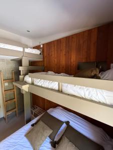 una habitación con dos literas y una cama en Appart 60 M2 pied pistes terrasse Vars les Claux, en Vars 45 fotos más
