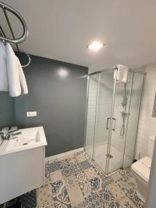 une salle de bain avec douche, lavabo et toilettes dans l'établissement Pescadors Apartamentos TRG, à Benidorm