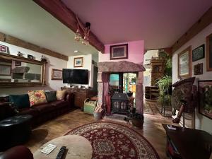 Μια τηλεόραση ή/και κέντρο ψυχαγωγίας στο Meagill Corner Farm, barn with hot tub