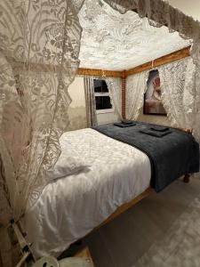 Ένα ή περισσότερα κρεβάτια σε δωμάτιο στο Meagill Corner Farm, barn with hot tub