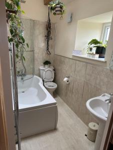 Ένα μπάνιο στο Meagill Corner Farm, barn with hot tub