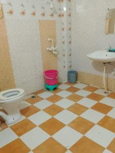 a bathroom with a toilet and a sink at Guru Kripa Dham in Vrindāvan