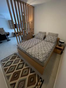 En eller flere senge i et værelse på Five Stars SZYNDZIELNIA