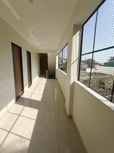 ein Flur eines Gebäudes mit großen Fenstern in der Unterkunft Hostro Stays in Jaipur + 2 Fotos