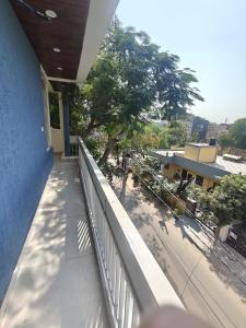 einen Balkon eines Gebäudes mit Straßenblick in der Unterkunft Hostro Stays in Jaipur