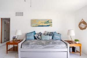 Кровать или кровати в номере Oasis Waterfront Treasure Island Apartment with Patio Dock and Johns Pass