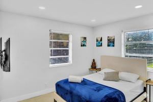 une chambre blanche avec un lit et deux fenêtres dans l'établissement Modern 2br Near Aventura Mall & Sunny Beach, à Hallandale Beach 65 autres photos