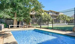 a swimming pool in a yard next to a building at Fulton Flow Resort Apartment in Melbourne