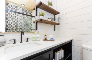 une salle de bain avec un lavabo et des toilettes dans l'établissement Crimson Creek Cabin - Hot Tub, Playset, Family-Friendly, à Broken Bow 35 autres photos