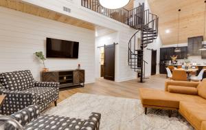 - un salon avec un escalier en colimaçon dans une maison dans l'établissement Crimson Creek Cabin - Hot Tub, Playset, Family-Friendly, à Broken Bow