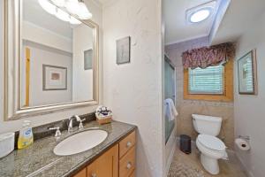 une salle de bain avec un lavabo, des toilettes et un miroir dans l'établissement Little Heaven, à Banner Elk 26 autres photos