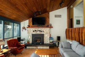 Televisyen dan/atau pusat hiburan di The Mushroom Manor B&B and Cedar Sauna