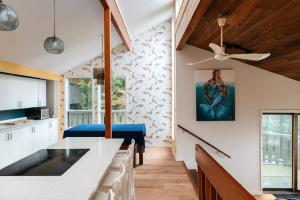 Dapur atau dapur kecil di The Mushroom Manor B&B and Cedar Sauna