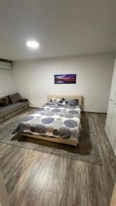 Ένα ή περισσότερα κρεβάτια σε δωμάτιο στο Adi apartment