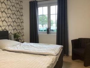 a bedroom with a bed and a window at Urlaub im Münsterland in Osterbauerschaft
