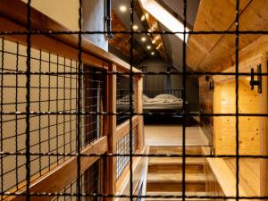 a view through a cage into a room with a bed at Verdorbene Welten in Schönheide