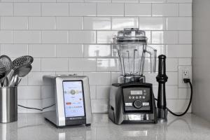 einen Mixer, der auf einem Tresen neben einem Telefon sitzt in der Unterkunft Modern Unique Charming Memorable Clean 1g Wifi in Bakersfield