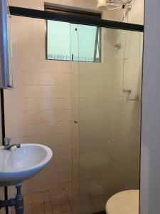 een badkamer met wastafel en douche bij Apartamento 3 suítes perto da Praia do forte e Passagem in Cabo Frio +8 foto's