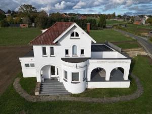 an aerial view of a white house with a garage at Aux portes des lacs in Walcourt
