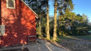 een rood huis met een rode muur en bomen bij Villa Wewelsburg in Büren