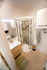 Ένα μπάνιο στο Gemütliches Haus mit Schwedenofen im Wienerwald +43 φωτογραφίες