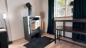 een fornuis in een kamer met een tafel en een raam bij Villa Wewelsburg in Büren