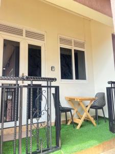 Balkón nebo terasa v ubytování J&D Home Ntinda