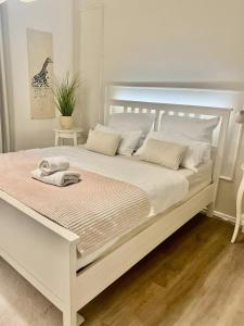 a bedroom with a white bed with a white mattress at Ferienwohnung am Olantis in Oldenburg