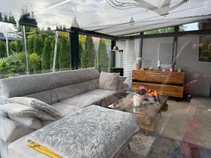 Una sala de estar con un sofá y una mesa de café. en Luxury-Wellnessresidence- Altes Kapitänshaus, en Dranske