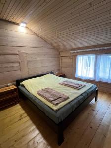 Postel nebo postele na pokoji v ubytování Будиночок над річкою