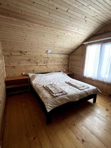 Postel nebo postele na pokoji v ubytování Будиночок над річкою