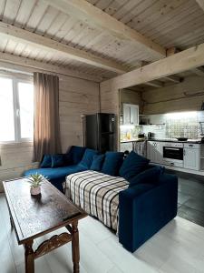 Kuchyň nebo kuchyňský kout v ubytování Будиночок над річкою