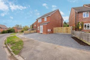 una entrada vacía delante de una casa de ladrillo en North Hill House, en Great Malvern