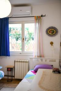 Postel nebo postele na pokoji v ubytování Studio5, sa parkingom, centar Obrenovca + 28 fotografií