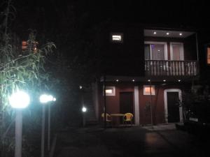 ein Haus in der Nacht mit zwei Lichtern davor in der Unterkunft Apartment SOFI in Tbilisi City