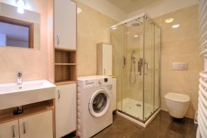 Ένα μπάνιο στο Rezidence Moser Apartment