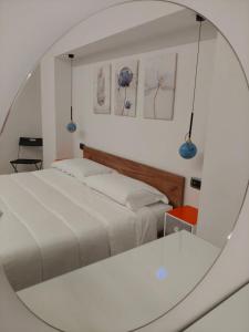 Spiegelreflexion eines Bettes in einem Schlafzimmer in der Unterkunft Terrazza Sole e Stelle in Matera