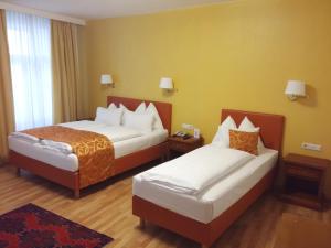 Un pat sau paturi într-o cameră la Hotel Domizil