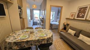 Posezení v ubytování Finestra su Lago