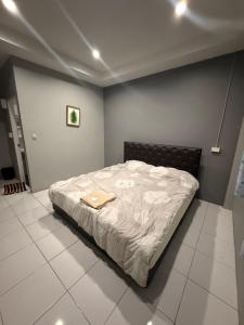 Postel nebo postele na pokoji v ubytování รุ้งรวีรีสอร์ท4