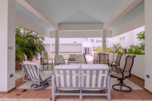 um pátio com cadeiras e uma mesa na varanda em Condado Lagoon Villas-Lagoon View Studio em San Juan