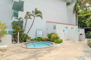 uma piscina em frente a um prédio em Condado Lagoon Villas-Lagoon View Studio em San Juan