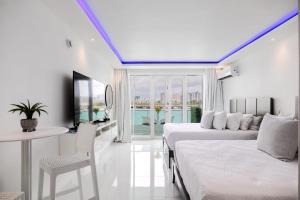um quarto com uma cama, uma escrivaninha e uma TV em Condado Lagoon Villas-Lagoon View Studio em San Juan