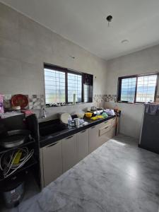 een keuken met een spoelbak en een aanrechtblad bij Mountain Crest Villa in Kārli